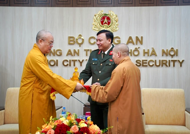 Trưởng lão Hòa thượng Thích Thanh Nhiễu trao tôn tượng Phật đến Đại tá Nguyễn Tiến Đạt Trưởng lão Hòa thượng Thích Thanh Nhiễu trao tôn tượng Phật đến Đại tá Nguyễn Tiến Đạt