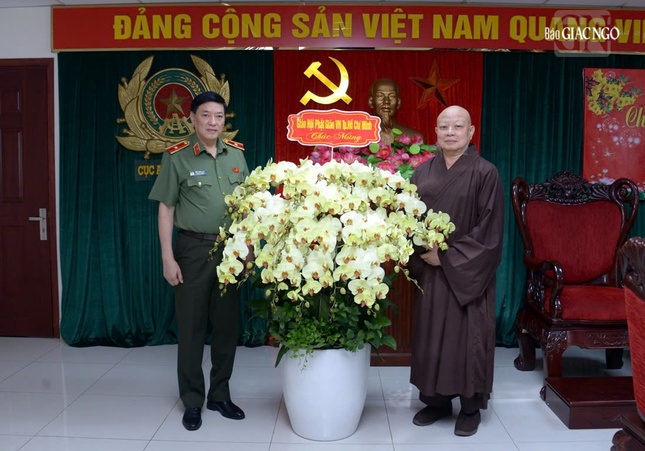 Thiếu tướng Văn Công Minh tiếp thân mật Hòa thượng Thích Lệ Trang