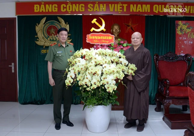 Thiếu tướng Văn Công Minh tiếp thân mật Hòa thượng Thích Lệ Trang