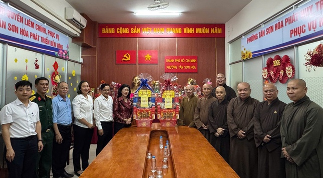 Đoàn Ban Trị sự GHPGVN TP.HCM chúc Tết lãnh đạo P.Tân Sơn Hòa - Ảnh: M.Thuận