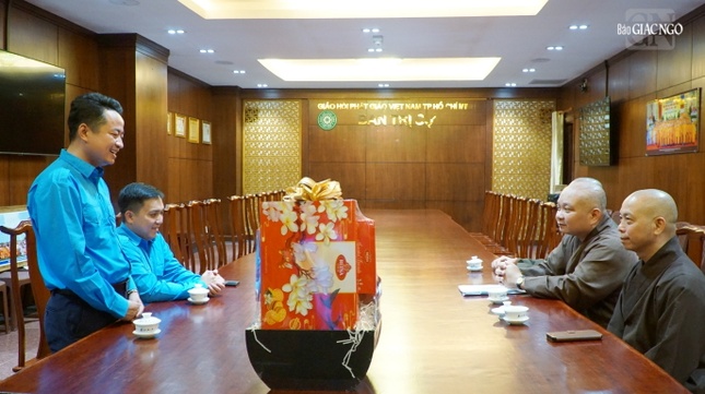 Ông Lê Tuấn Anh thăm và chúc Tết chư tôn đức Ban Trị sự GHPGVN TP.HCM