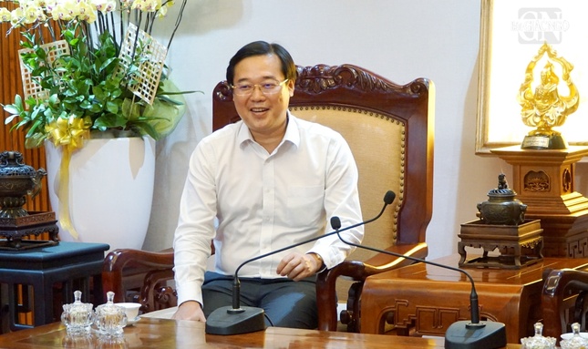 Phó Bí thư Thường trực Thành ủy TP.HCM Lê Quốc Phong chúc Tết Hòa thượng Thích Lệ Trang cùng chư tôn đức Ban Trị sự TP.HCM