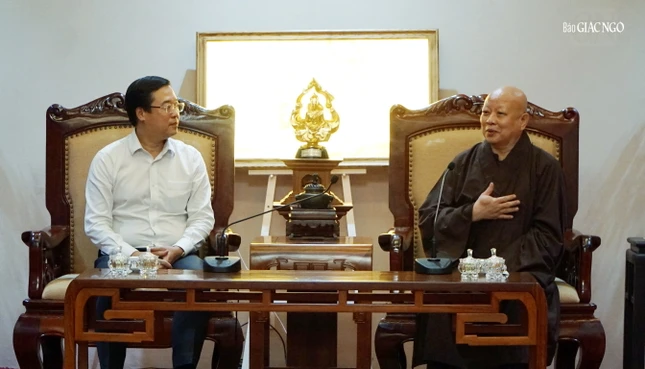 Hòa thượng Thích Lệ Trang tiếp thân mật Phó Bí thư Thường trực Thành ủy TP.HCM Lê Quốc Phong tại Việt Nam Quốc Tự