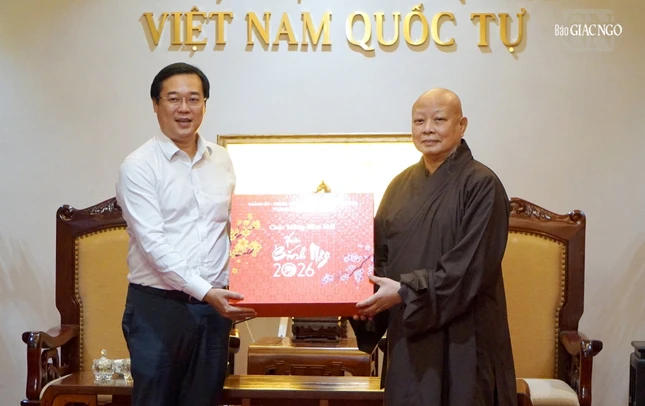 Phó Bí thư Thường trực Thành ủy TP.HCM Lê Quốc Phong chúc Tết Hòa thượng Thích Lệ Trang cùng chư tôn đức Ban Trị sự TP.HCM