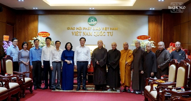 Phái đoàn lãnh đạo Thành ủy TP.HCM chụp ảnh lưu niệm cùng chư tôn đức Ban Thường trực Ban Trị sự TP.HCM nhân dịp Tết Bính Ngọ đến gần