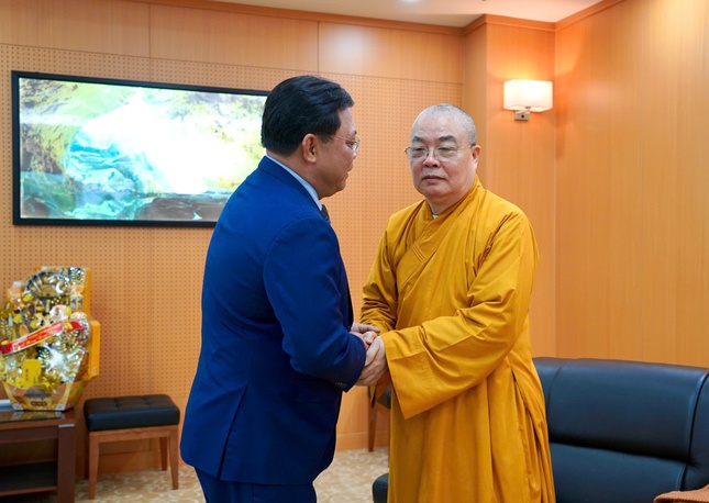 Bộ trưởng Bộ trưởng Bộ Dân tộc và Tôn giáo Đào Ngọc Dung và Trưởng lão Hòa thượng Thích Thanh Nhiễu