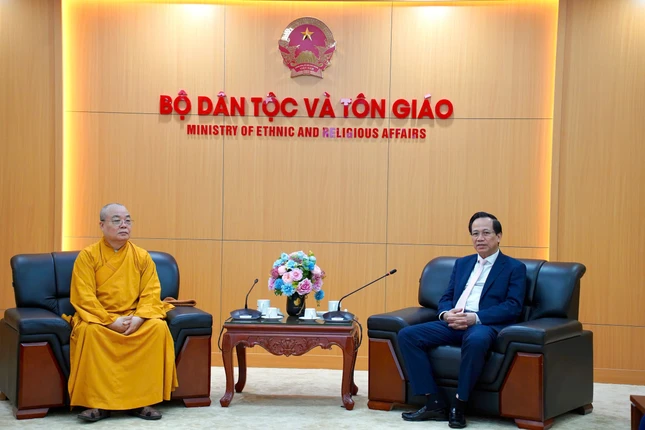 Bộ trưởng Bộ Dân tộc và Tôn giáo Đào Ngọc Dung tiếp Trưởng lão Hòa thượng Thích Thanh Nhiễu