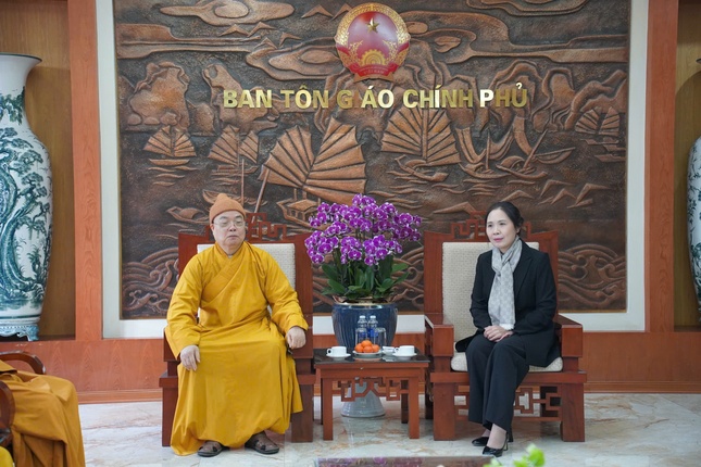 Bà Trần Thị Minh Nga tiếp Trưởng lão Hòa thượng Thích Thanh Nhiễu