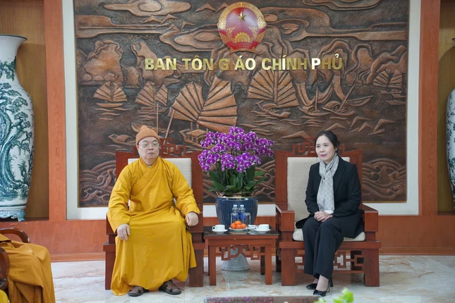 Bà Trần Thị Minh Nga tiếp Trưởng lão Hòa thượng Thích Thanh Nhiễu