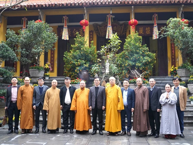 Phái đoàn Ban Tuyên giáo và Dân vận T.Ư chụp ảnh lưu niệm cùng chư tôn đức lãnh đạo GHPGVN