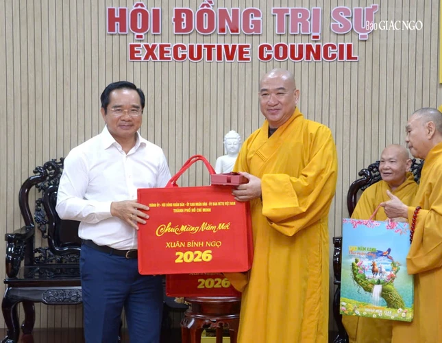 Chủ tịch UBND TP.HCM tặng quà lưu niệm đến Thượng tọa Thích Phước Nguyên, Phó Tổng Thư ký kiêm Chánh Văn phòng II T.Ư