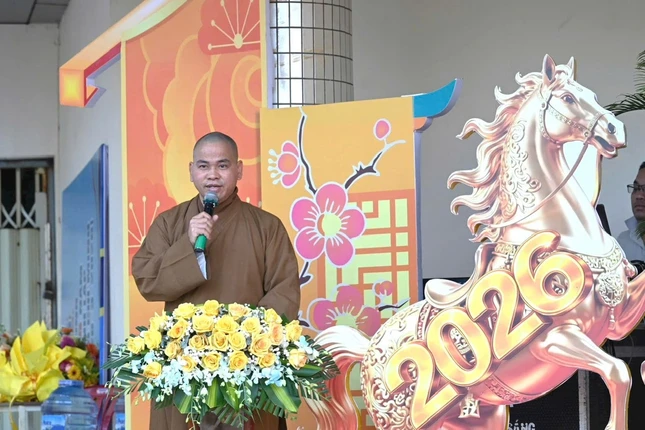 Thượng tọa Thích Thiện Thông phát biểu chúc Tết đến bà con