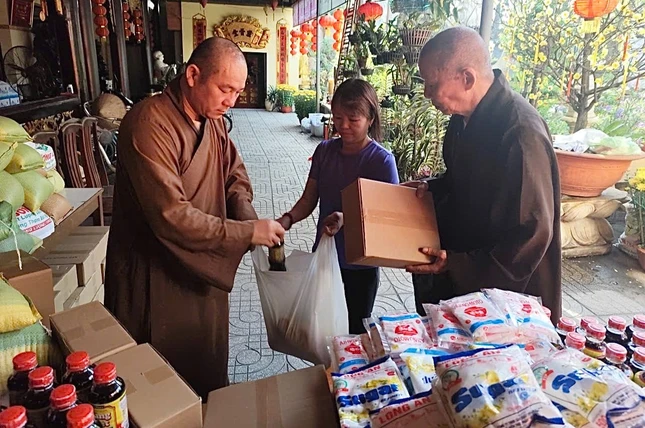 Ban Tổ chức trao quà Tết đến hộ nghèo