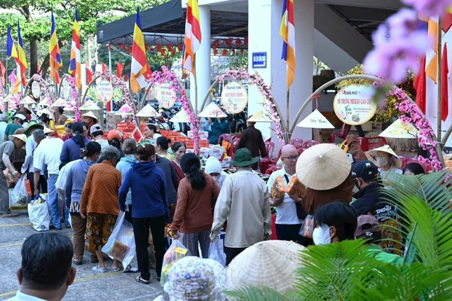 1.000 gia đình khó khăn được đi chợ Tết 0 đồng