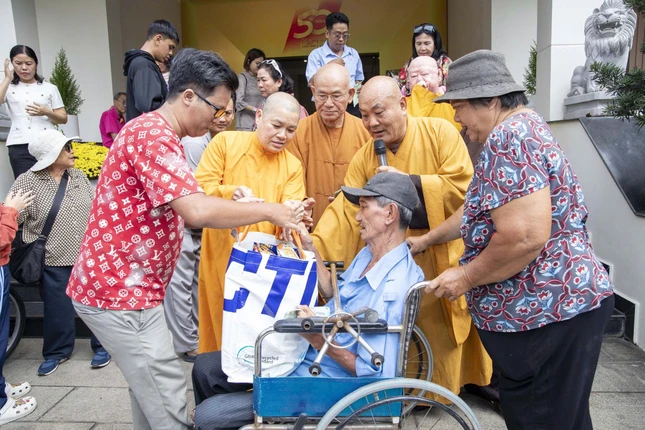 Ban Từ thiện xã hội Báo Giác Ngộ trao quà đến người khuyết tật