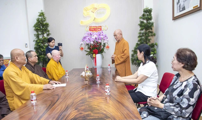 Đại diện Ban Biên tập, Ban Từ thiện xã hội Báo Giác Ngộ và đại diện Mặt trận P.Xuân Hòa chuẩn bị trao quà đến bà con nghèo