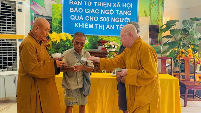 Các vị trong Ban Từ thiện xã hội Báo Giác Ngộ trao quà tại chùa Thường Quang