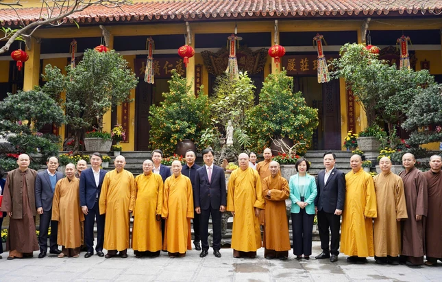 Phái đoàn lãnh đạo Thành ủy TP.Hà Nội chụp ảnh lưu niệm tại chùa Quán Sứ