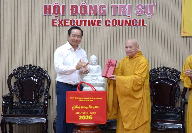 Ông Nguyễn Văn Được trao quà lưu niệm đến Trưởng lão Hòa thượng Thích Thiện Nhơn