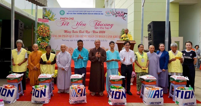 Ban Tổ chức trao quà Tết đến bệnh nhân khó khăn