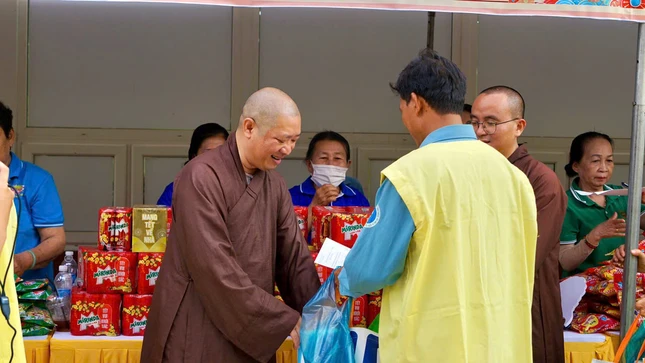 Thượng tọa Thích Thiện Thuận trao quà Tết đến bệnh nhân