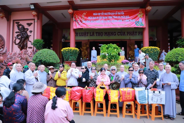 Chư Ni Phân ban Ni giới T.Ư trao 200 phần quà Tết