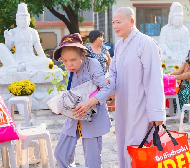 Ni trưởng Thích nữ Huệ Tuyến giúp người khiếm thị đến nhận quà