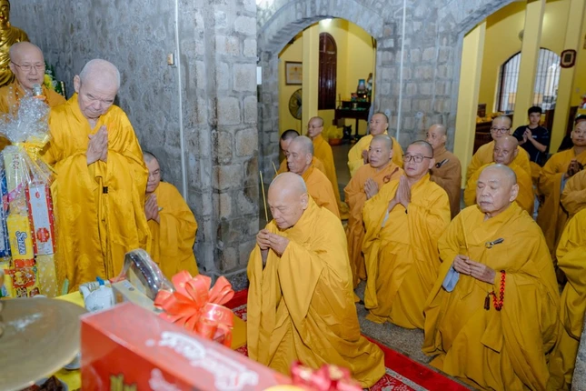 Trưởng lão Hòa thượng Thích Thiện Nhơn, Trưởng lão Hòa thượng Thích Thiện Pháp dâng hương tưởng niệm cố Trưởng lão Hòa thượng Thích Minh Nguyệt