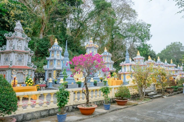 Bảo tháp Trưởng lão Hòa thượng Thích Minh Nguyệt tại Tổ đình Thiên Thai