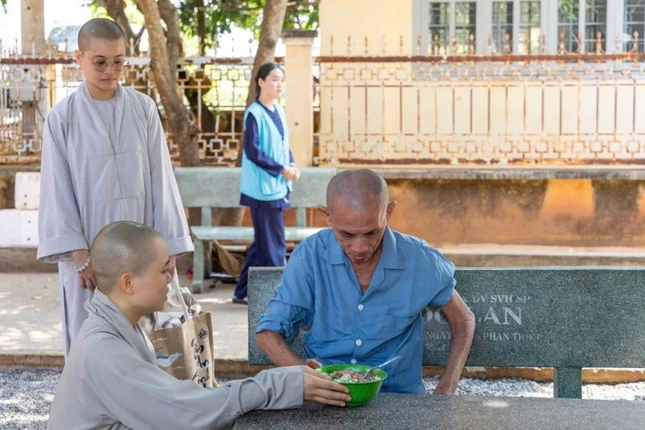 Chăm sóc bữa ăn đến các cụ tại Trung tâm Bảo trợ Xã hội tỉnh Lâm Đồng Chăm sóc bữa ăn đến các cụ tại Trung tâm Bảo trợ Xã hội tỉnh Lâm Đồng