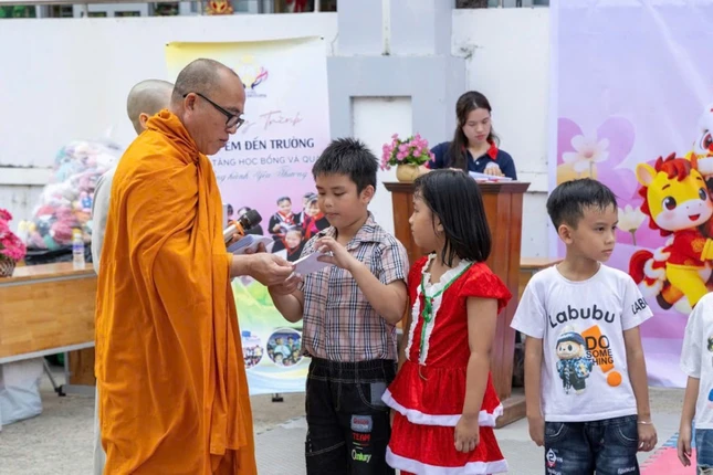 Trao quà cho học sinh Trao quà cho học sinh