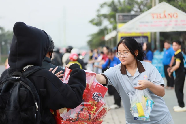 Tiếp nước và quà bánh cho người dân về quê đón Tết