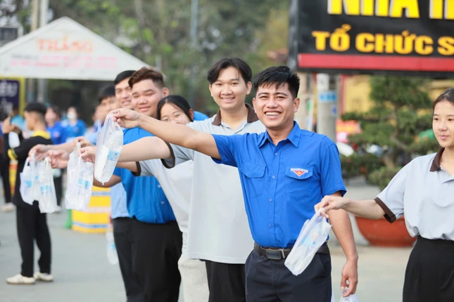 Các bạn trẻ phục vụ với nụ cười trên môi