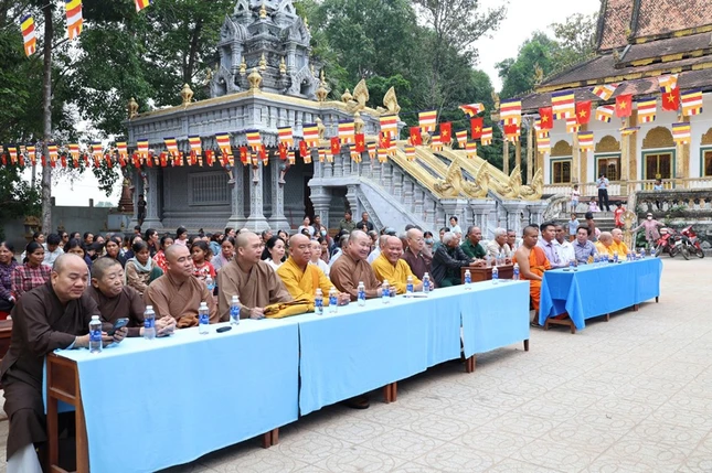 Tổ chức trao quà đến bà con Khmer