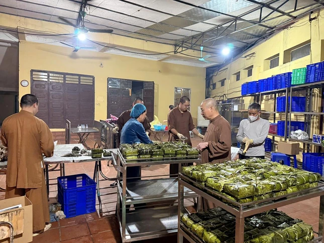 Bánh chưng Tết do chư Tăng và Phật tử chùa Bằng tự gói