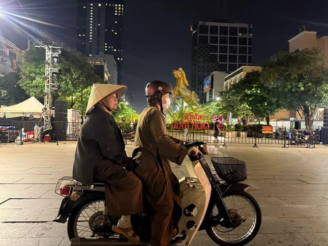 Ở độ tuổi gần 100, Sư bà vẫn không ngại sương khuya đường vắng đến với anh chị em công nhân để trao quà Tết và có lời chúc tốt lành đến họ