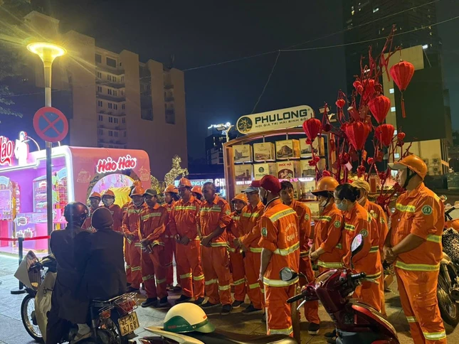 Anh chị em công nhân môi trường đã quen với hình bóng của vị Sư bà thân thương