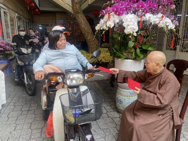 Ni trưởng trao quà đến người khuyết tật tại chùa Phước Hải