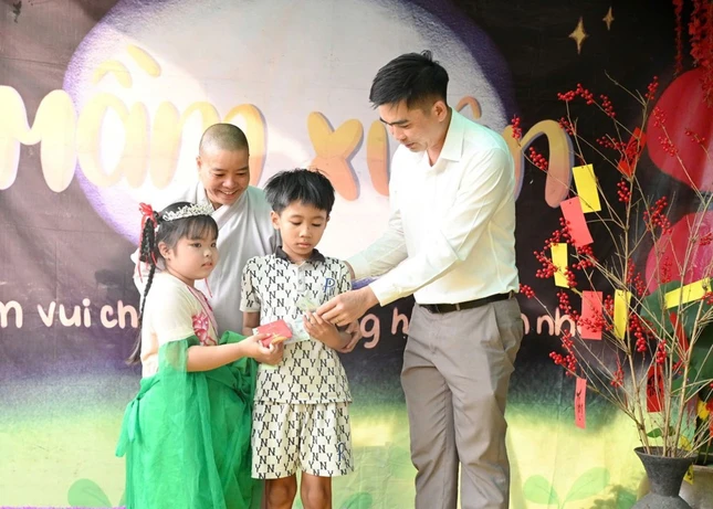 Trao quà cho học sinh