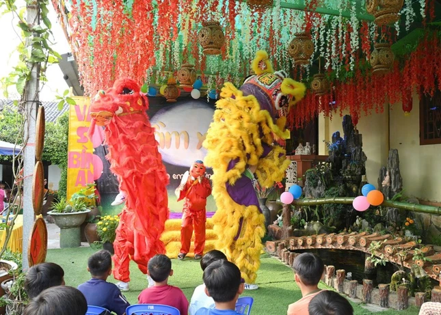 Các tiết mục múa lân phục vụ học sinh