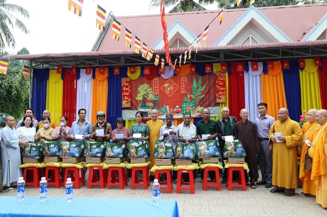 Phái đoàn trao quà xuân đến bà con địa phương