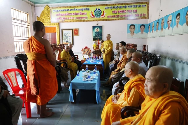 Phái đoàn Ban Trị sự Phật giáo tỉnh thăm các chùa Khmer vùng biên giới