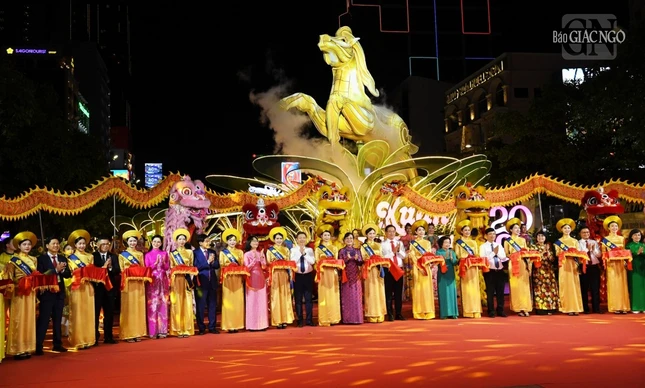 Lãnh đạo, nguyên lãnh đạo TP.HCM cắt băng khai mạc Đường hoa Nguyễn Huệ