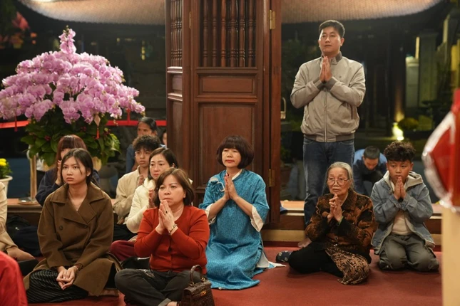 Phật tử về chùa đón giao thừa