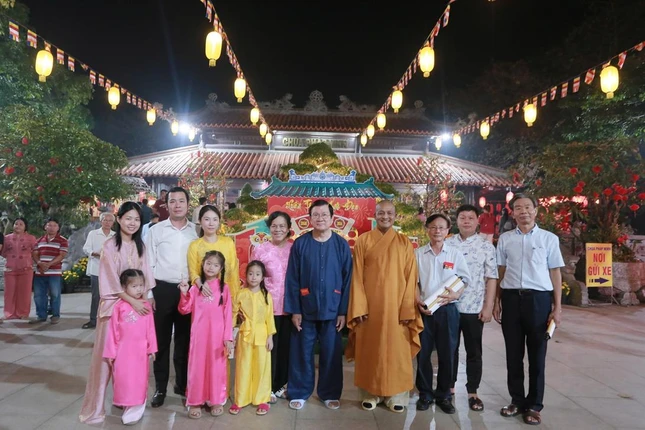 Nguyên Chủ tịch nước Trương Tấn Sang, phu nhân và gia tộc họ Trương đón giao thừa, lễ Phật tại chùa Pháp Minh, tỉnh Tây Ninh