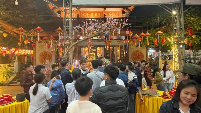 Phật tử về chùa đón giao thừa mừng năm mới Bính Ngọ Phật tử về chùa đón giao thừa mừng năm mới Bính Ngọ