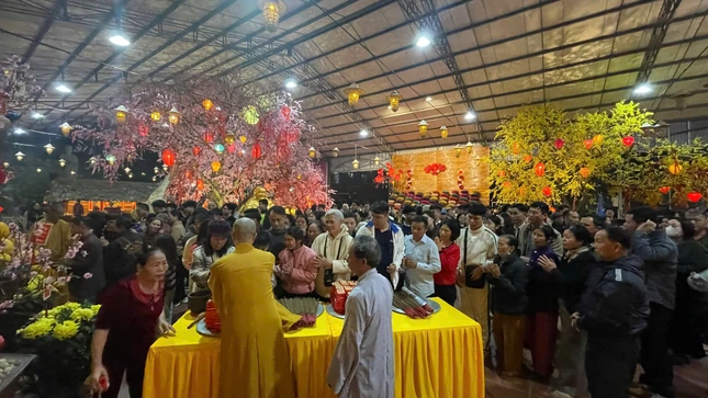 Phật tử, người dân quanh vùng về chùa nhận lộc đầu năm Phật tử, người dân quanh vùng về chùa nhận lộc đầu năm
