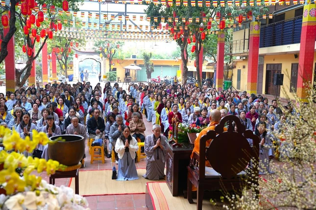 Hòa thượng giảng giải cho đại chúng về ý nghĩa của năm Ngọ Hòa thượng giảng giải cho đại chúng về ý nghĩa của năm Ngọ