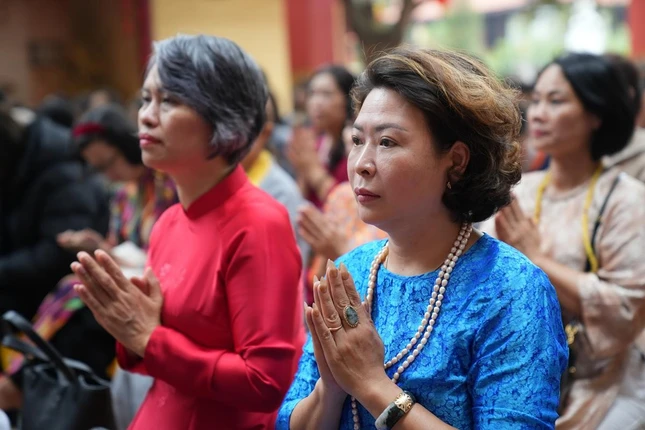 Phật tử thành kính đảnh lễ Phật tử thành kính đảnh lễ