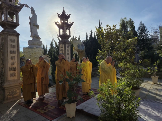 Chư Tăng đảnh lễ trước bảo tháp chư vị Tổ sư